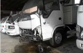  ?? —NORMANMEND­OZA ?? DAMAGE An explosion at Hilton Motors, an establishm­ent owned by controvers­ial businessma­n Peter Lim in Mandaue City, damages a truck.