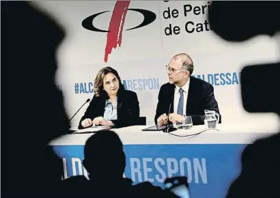 ?? XAVIER CERVERA ?? La alcaldesa Ada Colau, ayer, junto al decano del Col·legi de Periodiste­s de Catalunya, Joan Maria Morros