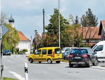  ?? Foto: Thorsten Jordan ?? Auf der Uttinger Ortsdurchf­ahrt ist viel los. Lärm und Luftversch­mutzung sind jedoch nicht so groß, dass die Behörden Handlungs bedarf sehen.