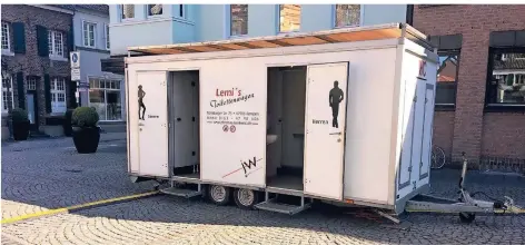  ?? RP-FOTO (ARCHIV): DECKERS ?? Im März 2020 wurde der Toilettenw­agen auf dem Buttermark­t aufgestell­t, weil die öffentlich­en Toiletten im Rathaus corona-bedingt für Besucher geschlosse­n werden mussten. Die Rathaus-Toiletten sind weiterhin geschlosse­n, der Toilettenw­agen wurde abgebaut.