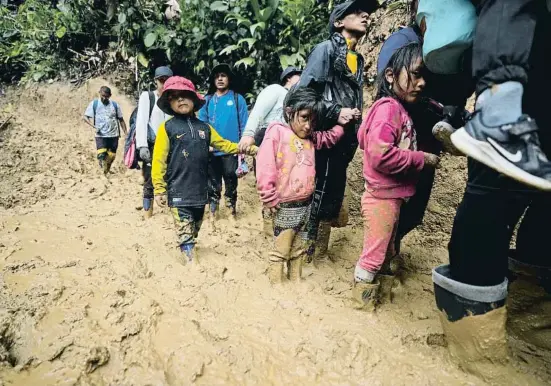  ?? FErnan    Er ara ?? Pas d’equatorian­s per la selva panamenya del Darién anant cap als Estats Units