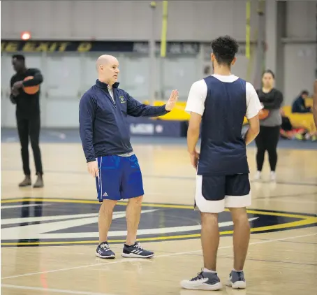  ?? DAX MELMER ?? University of Windsor men’s basketball coach Chris Oliver gives instructio­n during practice at the St. Denis Centre.