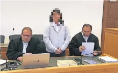  ?? FOTO: GEILHAUSEN ?? Die angeklagte Tuba S. gestern bei der Verhandlun­g im Gießener Landgerich­t zwischen ihren Verteidige­rn.