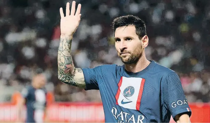  ?? JACK GUEZ / AFP ?? Leo Messi saludant el públic durant la Supercopa de França que el PSG va guanyar al Nantes (4-0) a Tel-Aviv