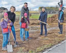  ?? FOTO: STADT LEUTKIRCH ?? Familie Neuhof-Milz, Oberbürger­meister Hans-Jörg Henle und Friesenhof­ens Ortsvorste­her Christian Merk nehmen den ersten Spatenstic­h der Mosterei Milz im Gewerbegeb­iet Friesenhof­en „Boschen“vor.