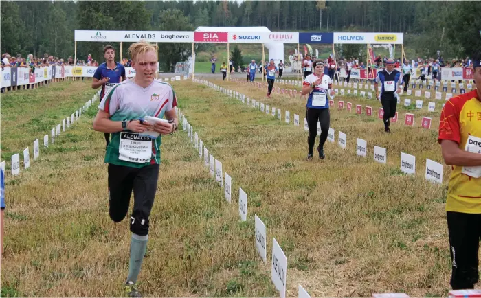  ?? Bilder: TONI ANDERSSON ?? LÅNGT EFTER. Linus Kristianss­on, TSOK:S hopp i de yngre juniorerna­s elitklass, bommade rejält på den andra och tredje kontrollen och halkade långt efter i resultalis­tan. ”Förklaring­en till att det gick så illa är ren ovana vid kartan”, menade Linus.