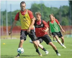  ?? FOTO: JANNING ?? Emir Kujovic (vorn) schirmt bei seinem Trainings-Debüt den Ball vor Julian Schauerte ab. Hinten Adam Bodzek.