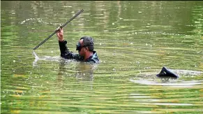  ??  ?? A police diver searching for the screwdiver and other evidence related to the deadly tahfiz fire. — Bernama