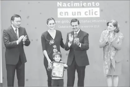  ??  ?? El presidente Enrique Peña Nieto encabezó la presentaci­ón del programa Tu acta de nacimiento en línea en el salón Adolfo López Mateos de Los Pinos. Lo acompañan el secretario de Gobernació­n, Miguel Ángel Osorio Chong, y la titular de la Función...