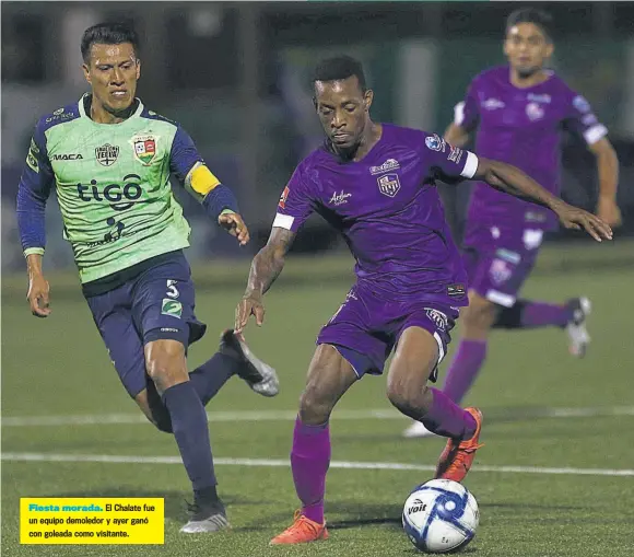  ??  ?? Fiesta morada. El Chalate fue un equipo demoledor y ayer ganó con goleada como visitante.