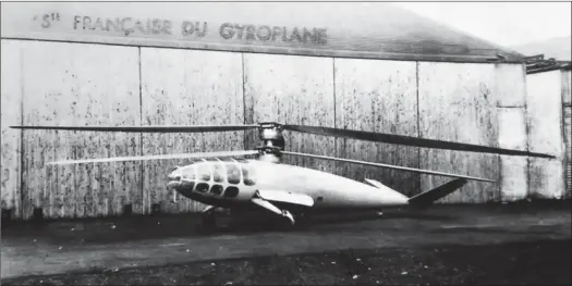  ?? DR ?? En 1938, la Marine nationale accepte de financer le projet très futuriste d’un gyroplane triplace de lutte anti-sousmarine, le Vuillerme G.20. Photograph­ié ici en 1945 à Issy-lesMouline­aux, il n‘a jamais volé…