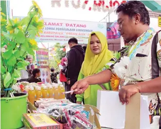  ?? GALIH/JAWA POS ?? SEMANGAT TINGGI: Warga RT 7, RW 2, Desa Sukomulyo memamerkan beragam produk hasil olahannya kepada tim juri. Kampung ini masuk kategori rintisan dalam Gresik Bisa 2019.