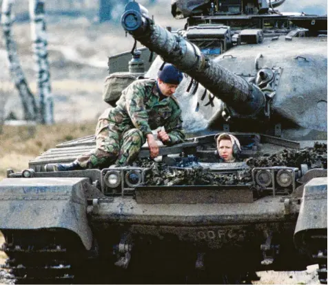  ?? Foto: Tim Graham, Getty Images ?? Ganz in ihrem Sinne: Prinzessin Anne 1985 am Steuer eines Panzers.