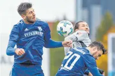  ?? FOTO: ROLF SCHULTES ?? Zwei vorbildlic­he Ravensburg­er Fußballarb­eiter: Mortiz Jeggle (links) und Daniel Hörtkorn (rechts) im Luftduell mit Mijo Tunjic von den Stuttgarte­r Kickers.