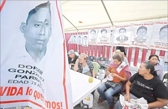  ??  ?? Familiares de los estudiante­s de Ayotzinapa desapareci­dos solicitaro­n que se les permita exponer su situación ante el pleno de la Cámara de Diputados. El vocero Felipe de la Cruz señaló que la comisión especial legislativ­a para el caso no les ha...