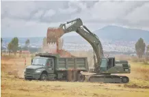  ??  ?? El aeropuerto de Santa Lucía se construye sobre una superficie de 60 hectáreas y la zona arqueológi­ca abarca 2 mil 400 metros cuadrados.