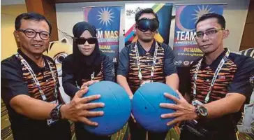  ??  ?? KAMARUDIN (kiri) bersama jurulatih, Abdul Karim Raham (kanan) serta atlet goalball Para negara, Siti Hajar Hasan (dua kiri) dan Muhammad Haiqal pada sidang media Program Kita Juara Para ASEAN.