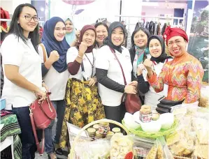  ??  ?? IBU Wida memperkena­lkan Bumbu Rujak Bu Wida.