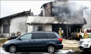 ?? PhoTo/Alex GAllArdo ?? Firefighte­rs respond to the scene of a plane crash at a home in Yorba Linda, Calif., on Sunday. AP