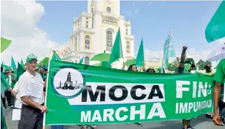  ?? RICARDO FLETE ?? Integrante­s de la Marcha Verde marcharon ayer por las calles de Moca.