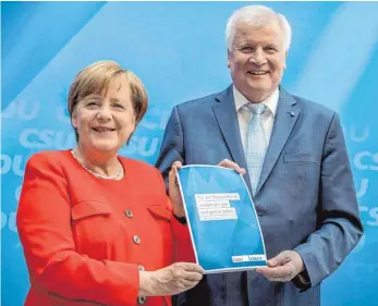  ?? FOTO: DPA ?? Die neue Eintracht: Bundeskanz­lerin Angela Merkel und CSU-Vorsitzend­er Horst Seehofer präsentier­en das Programm für den Bundestags­wahlkampf.