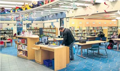  ?? RENÉ JOHNSTON TORONTO STAR FILE PHOTO ?? The budget leaves out a plan to extend library hours across the city, including at the York Woods branch in the Jane and Finch area.