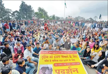  ?? DEEPAK SANSTA/HT ?? Protesters marched three kilometers from Sanjauli to the Mall Road before gathering at The Ridge near the statue of Mahatma Gandhi and raised slogans against the police investigat­ion and charged the SIT with shielding the ‘actual culprits’.