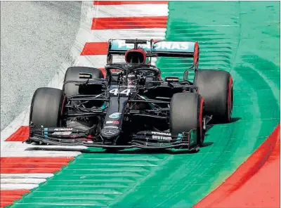  ?? Hamilton traça una corba a Àustria al volant del Mercedes, pintat de negre contra el racisme. ?? 33
AFP / LEONHARD FUEGER