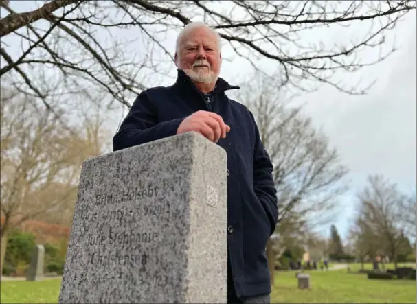  ?? Foto: Cecilie Bisgaard ?? For at holde fortaellin­gen om sine to nu afdøde hustruer i live har Niels Sørensen skrevet en tekst om dem. Den kan man laese ved at scanne QR-koden på siden af gravstenen.