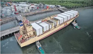 ?? EXPRESO ?? Inversión. La mayor exportador­a de Ecuador es Dole, pero tiene su propio muelle, barcos y contenedor­es.