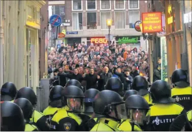  ??  ?? LA LIARON. Los hooligans ingleses invadieron Ámsterdam y destrozaro­n la ciudad.