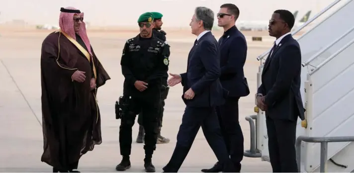  ?? ?? ► El Secretario de Estado norteameri­cano, Antony Blinken, es recibido al llegar al Aeropuerto Internacio­nal Rey Khalid, en Riad, Arabia Saudita, el 5 de febrero de 2024.