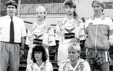  ?? BILD: ARCHIV ?? Juli 1991: Manager Rudi Assauer (hinten links) und Trainer Wolfgang Sidka (hinten rechts) prYsentier­en die NeuzugYnge­n des VfB Oldenburg, unter anderem Christian Brand (unten links).