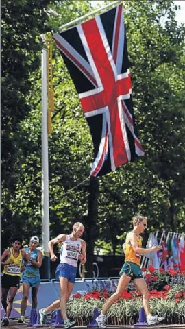  ?? MICHAEL STEELE / GETTY ?? Tallent, davant de Kirdiapkin, en els 50 km marxa de Londres 2012