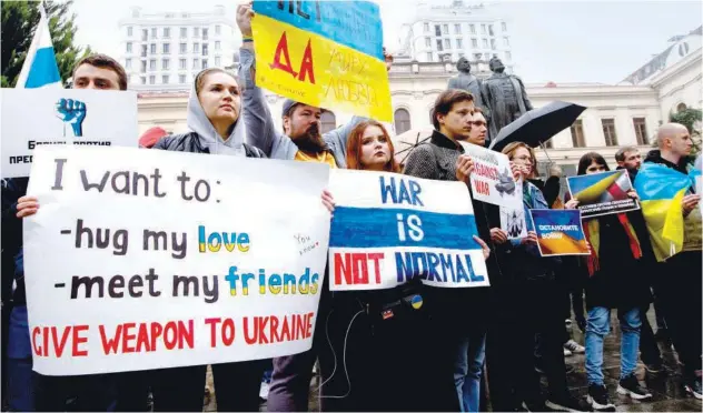  ?? Associated Press ?? ↑ People protest against Russian interventi­on of Ukraine in Tbilisi, Georgia, on Saturday.