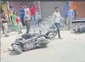  ?? HT PHOTO ?? Motorcycle­s were damaged in a clash between protesters and traders in Bathinda.