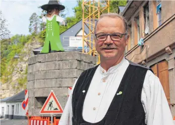  ?? FOTO: REGINA BRAUNGART ?? Immer in seiner Zimmermann­skluft anzutreffe­n: Hubert Nowack. Das grüne Männchen im Hintergrun­d ist übrigens eine berufliche Auszeichnu­ng.