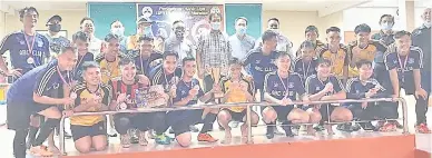  ??  ?? SANG JUARA: Dr Abdul Rahman (berdiri belakang tujuh kiri), Frederick, Bulhaji dan yang lain bersama pasukan juara Harimau Bara dan ABC Club Tiga bersama hadiah kemenangan.