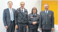  ?? FOTO: MARIABERG ?? Kommandant­in Magdalena Störkle-Sauer (Zweite von rechts) und Vorstand Michael Sachs (links) berichten über die Einsätze der Feuerwehr. Mit im Bild sind der stellvertr­etende Kreisbrand­meister Dieter Müller (rechts) und Anton Heinzelman­n (Zweiter von links), Mitglied der Werkfeuerw­ehr.