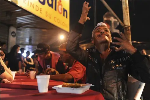  ?? JORGE NAVARRO ?? Muchos de los ciudadanos de la calle no pueden ocultar su felicidad por recibir el plato de comida. Muchos agradecen y dan gracias a Dios por comer bien un día a la semana.