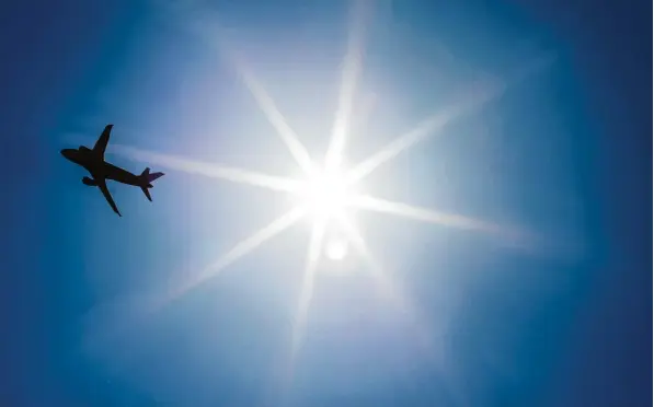  ?? Foto: Marcel Kusch, dpa ?? Bevor es mit dem Flieger in die Ferne geht, muss man viel beachten. Gerade wenn es ums Thema Visum geht, ist es gar nicht so einfach, sich zurechtzuf­inden.