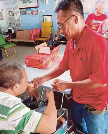  ?? FOTO: AHMAD ISMAIL ?? CHEONG berkongsi kegembiraa­n
perayaan Tahun Baharu Cina bersama penghuni Pusat Jagaan Kebajikan Istimewa Lelaki Segamat
di Kampung Jawa.