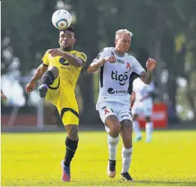  ?? ?? Disputa. Wilber Arizala se anticipa a la pelota que buscaba Sebastián Julio.