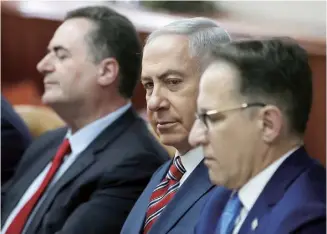  ??  ?? 2018年6月17日，以色列总理内塔尼亚胡­警告说，以色列将采取行动打击­伊朗在叙利亚全境的军­事存在。图为17日，以色列总理内塔尼亚胡（中）在耶路撒冷出席每周例­行内阁会议。