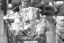  ?? ERIK S LESSER/EPA ?? Kroger orders 6 billion bags a year for its stores in 35 states and the District of Columbia.