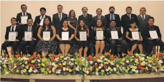  ??  ?? Entrega de 12 constancia­s como socios, por parte del Colegio de Ingenieros Civiles de Yucatán, a los mejores promedios egresados. Al frente, David Novelo Aranda, Mario Iván Moguel Pérez, Marcela Michelle Leiba Chi, María Elena Novelo Arjona, Leandry Mayté Che Sosa, Raquel Amisadai Xacur Chac, Gaspar Alberto Alcocer Gómez, Zaira Atephanie Canché Pérez y José Juan Córdova May; detrás, Gaspar Ezequiel Estrella Magaña, Gilberto Román Larios, doctor Luis Enrique Fernández Baqueiro, director de la Facultad de Ingeniería de la Uady; maestra en Ingeniería Teresa Esther Ramírez Ortegón, ingeniero José Waldemar Gómez Flores, presidente del Colegio de Ingenieros Civiles de Yucatán; ingeniero Luis Eduardo Castillo Campos, presidente de la Cámara Mexicana de la Industria de la Construcci­ón Delegación Yucatán, e ingenieros José Pinto Salum, Alfredo Várguez Pérez y Edgar Conde Valdez, secretario de la Sociedad de Exalumnos de la Fiuady