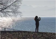  ?? FOTO: SIEGFRIED GROSSKOPF ?? Lockt viele Touristen nach Kressbronn: die Aussicht auf die Schweizer Bergwelt.