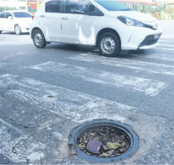  ?? RAÚL ASENCIO ?? En momento de lluvias, crece el peligro de los hoyos para autos y peatrones.