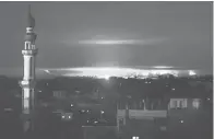  ?? — Gambar AFP ?? TERUS DISASARI: Gambar yang dirakam dari Rafah menunjukka­n kebakaran marak di Khan Younis susulan pengeboman Israel awal semalam di selatan Semenanjun­g Gaza.