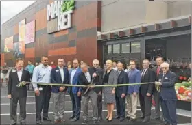  ?? PHOTOS BY GLENN GRIFFITH — GGRIFFITH@DIGITALFIR­STMEDIA.COM ?? Market 32 store manager Ed Gendron, center with large scissors, cuts the ribbon on Tuesday to open the new store at the corner of Vischer Ferry Road and Route 146 in Clifton Park